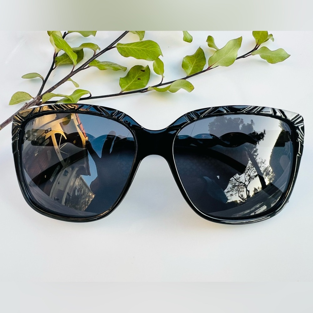 Quay Australia Black Artistic Sunnies